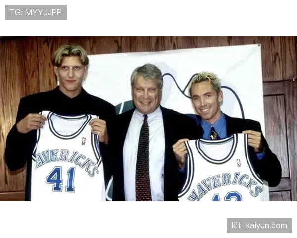 达拉斯独行侠为诺维茨基雕像揭幕，41号传奇永存